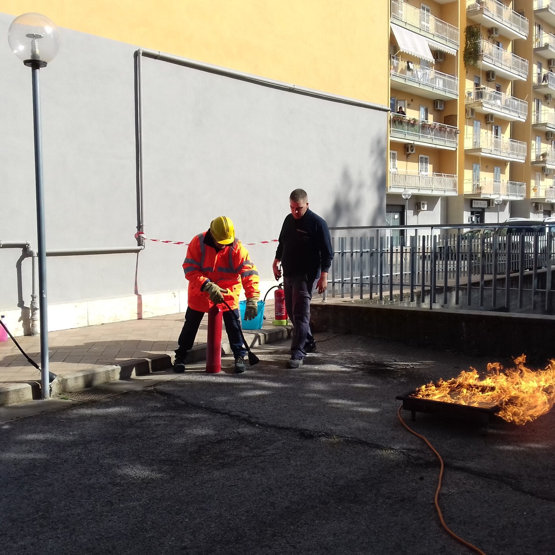 Corsi di formazione obbligatori e volontari, in ambito Sicurezza sul lavoro (D. Lgs. 81/08), sistemi di gestione qualità e ambiente, Privacy. Committenti: aziende e imprese di varie tipologie e dimensioni con sedi in diverse regioni italiane. CORSO ED ESERCITAZIONI PER ADDETTI ANTINCENDIO E ALLE EMERGENZE IN AZIENDA A RISCHIO ALTO – SAN GIORGIO A CREMANO (NA).
