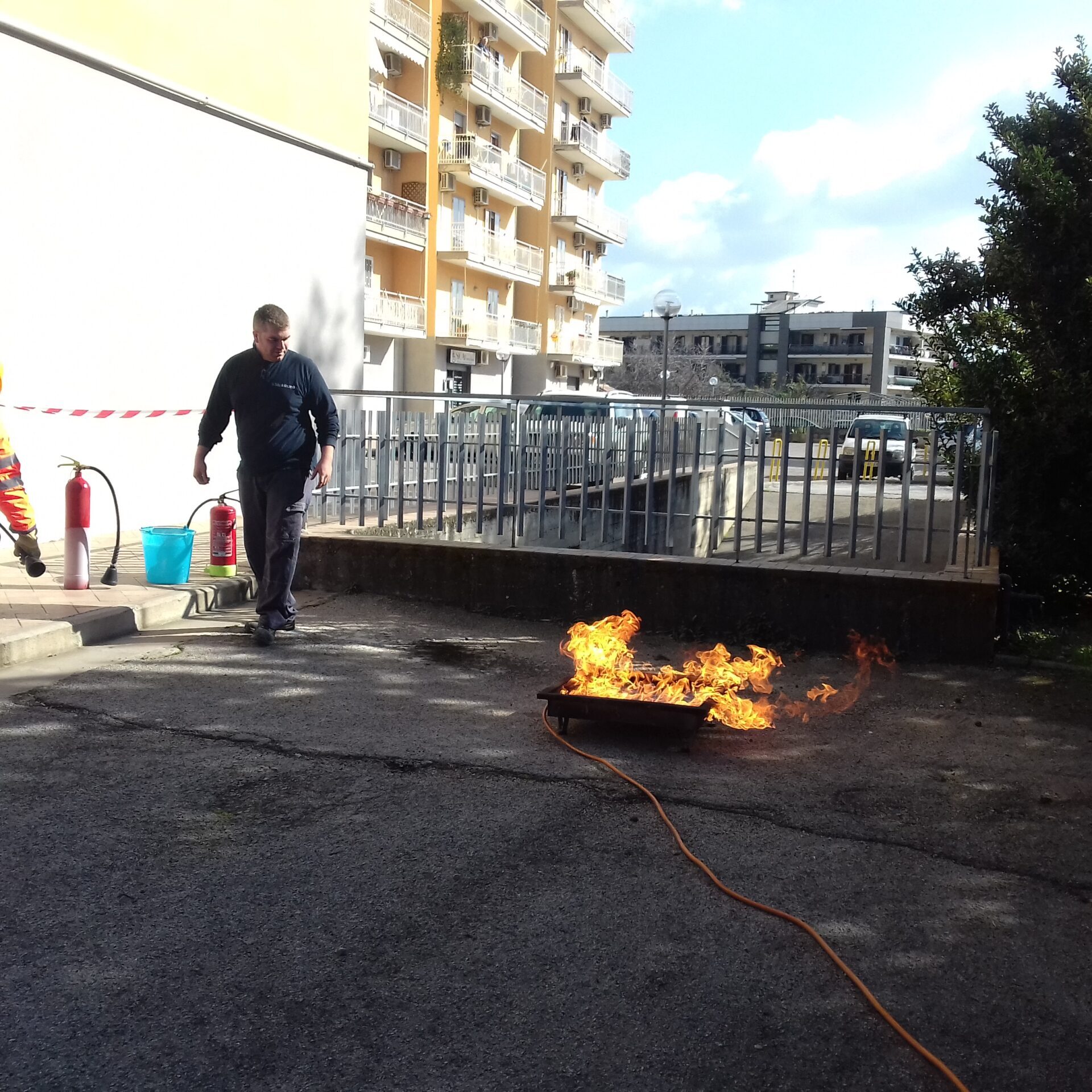 Corsi di formazione obbligatori e volontari, in ambito Sicurezza sul lavoro (D. Lgs. 81/08), sistemi di gestione qualità e ambiente, Privacy. Committenti: aziende e imprese di varie tipologie e dimensioni con sedi in diverse regioni italiane. CORSO ED ESERCITAZIONI PER ADDETTI ANTINCENDIO E ALLE EMERGENZE IN AZIENDA A RISCHIO ALTO – SAN GIORGIO A CREMANO (NA).