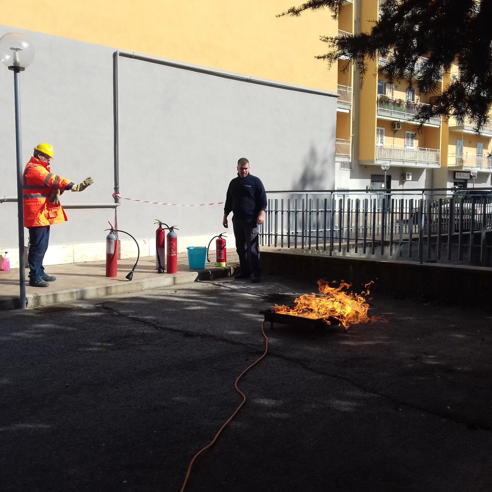 Corsi di formazione obbligatori e volontari, in ambito Sicurezza sul lavoro (D. Lgs. 81/08), sistemi di gestione qualità e ambiente, Privacy. Committenti: aziende e imprese di varie tipologie e dimensioni con sedi in diverse regioni italiane. CORSO ED ESERCITAZIONI PER ADDETTI ANTINCENDIO E ALLE EMERGENZE IN AZIENDA A RISCHIO ALTO – SAN GIORGIO A CREMANO (NA).