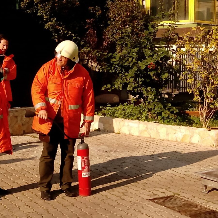 Corsi di formazione obbligatori e volontari, in ambito Sicurezza sul lavoro (D. Lgs. 81/08), sistemi di gestione qualità e ambiente, Privacy. Committenti: aziende e imprese di varie tipologie e dimensioni con sedi in diverse regioni italiane. CORSO ED ESERCITAZIONI PER ADDETTI ANTINCENDIO E ALLE EMERGENZE IN AZIENDA A RISCHIO ALTO – SAN GIORGIO A CREMANO (NA).