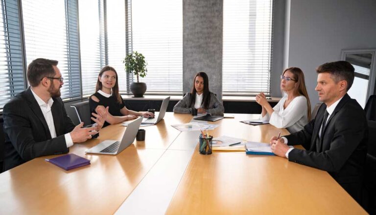 squadra-di-tiro-medio-seduta-al-tavolo PRIVACY E PROTEZIONE DEI DATI (RE 679/2016)